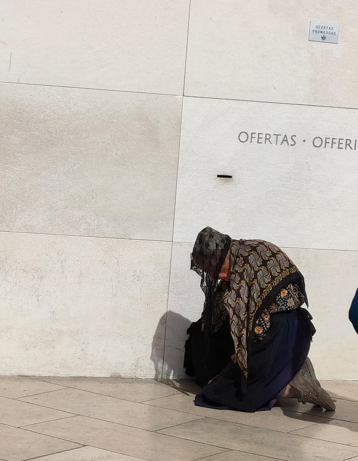 Alzando Jesús la mirada, vio